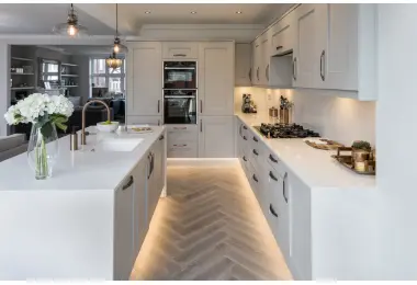 Mẫu bếp chữ L tông màu trắng xám 2